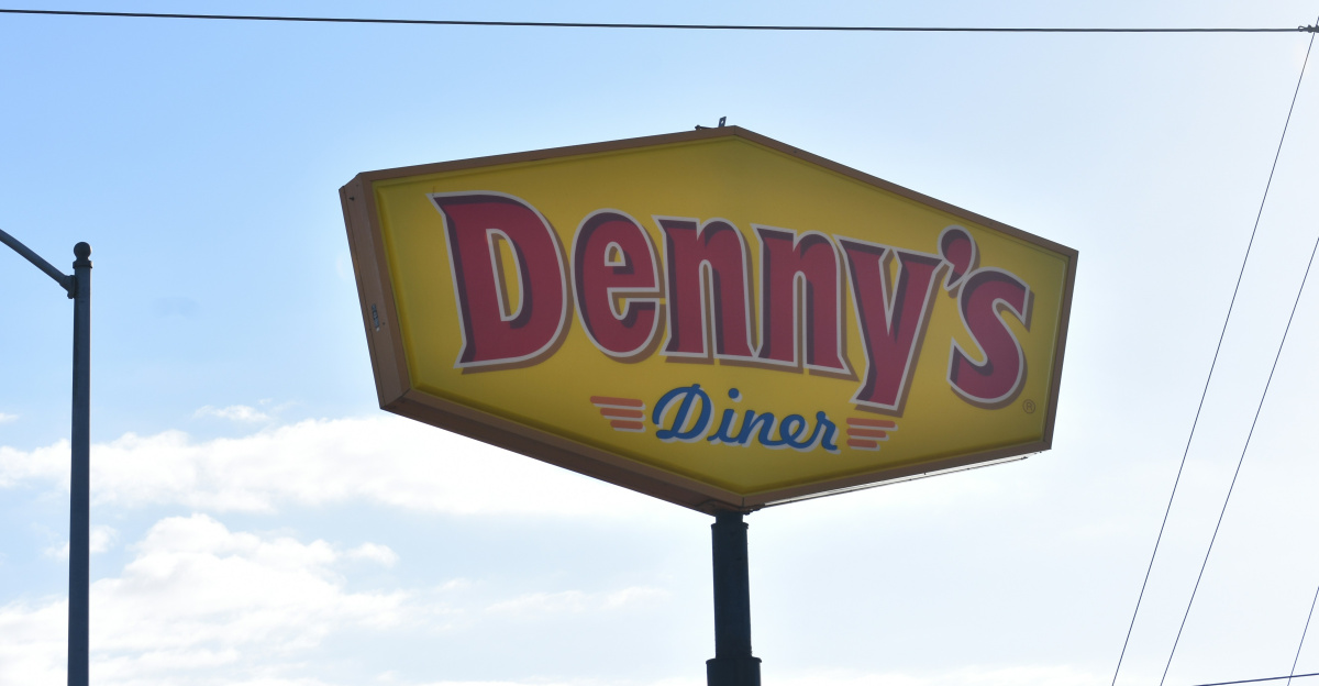 a sign for a restaurant called denny's diner