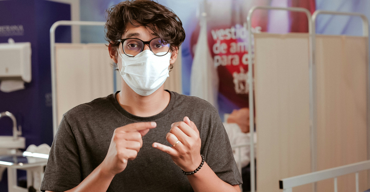 man in gray crew neck t-shirt wearing white face mask