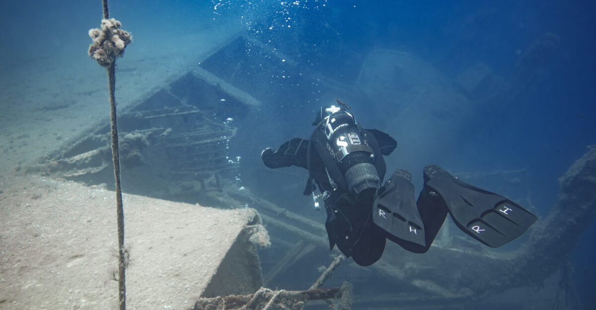 black and gray gas mask