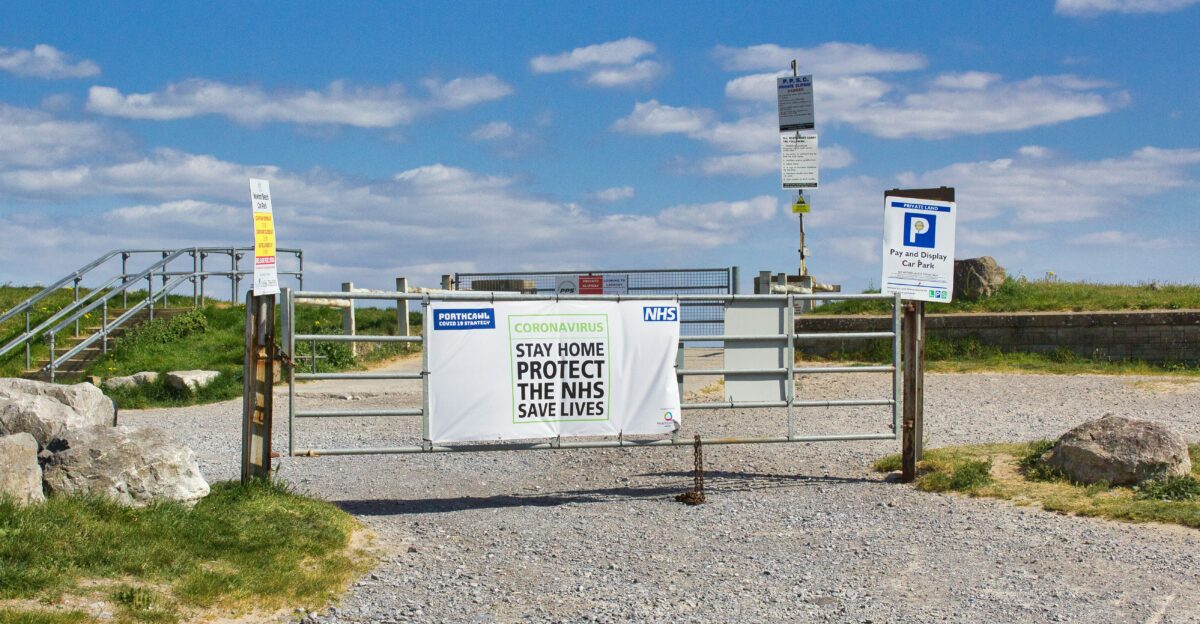 a gate with a sign on it that says don t enter