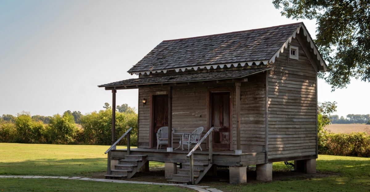 a small wooden building