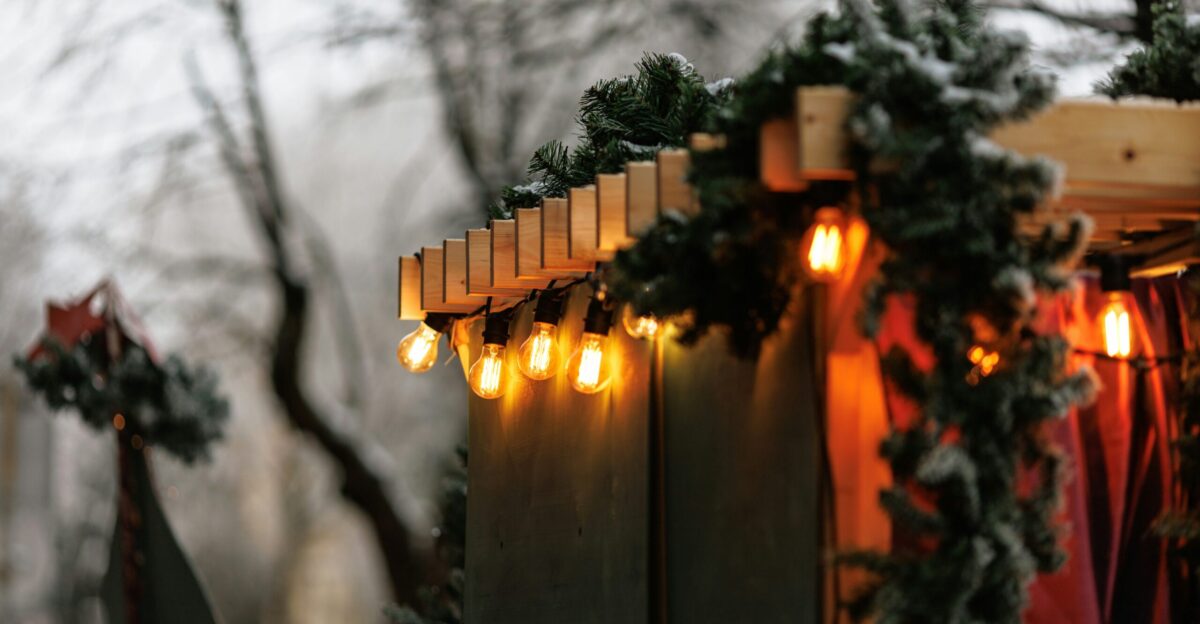 a bunch of lights that are on a pole