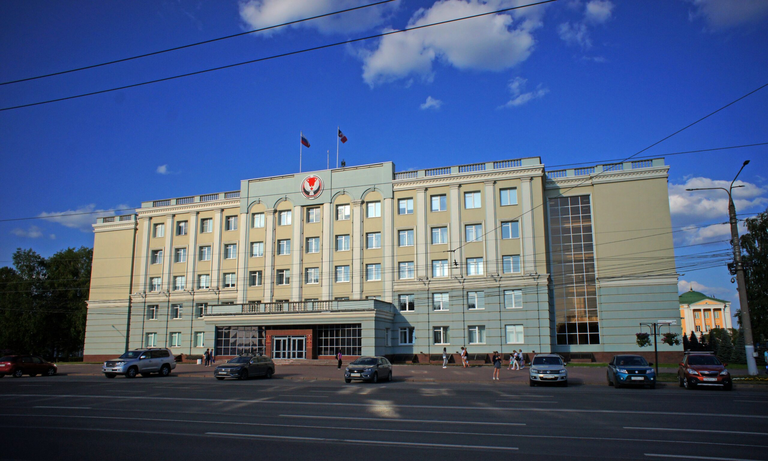 a large building with cars parked in front of it