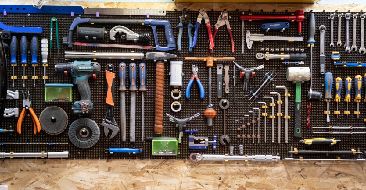 A bunch of tools hanging up on a wall