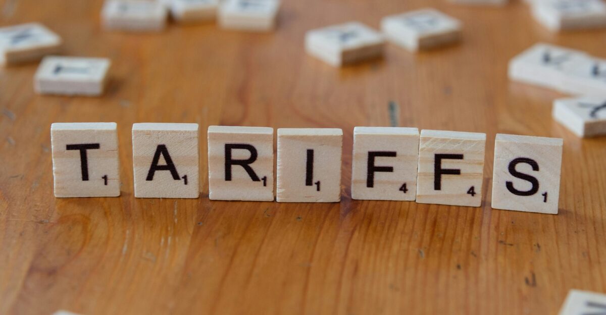 A wooden block spelling tarifs on a table