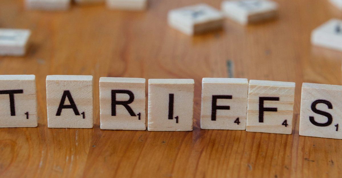 A wooden block spelling tarifs on a table