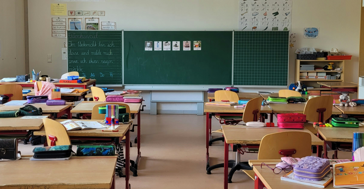 A classroom filled with lots of desks and chairs