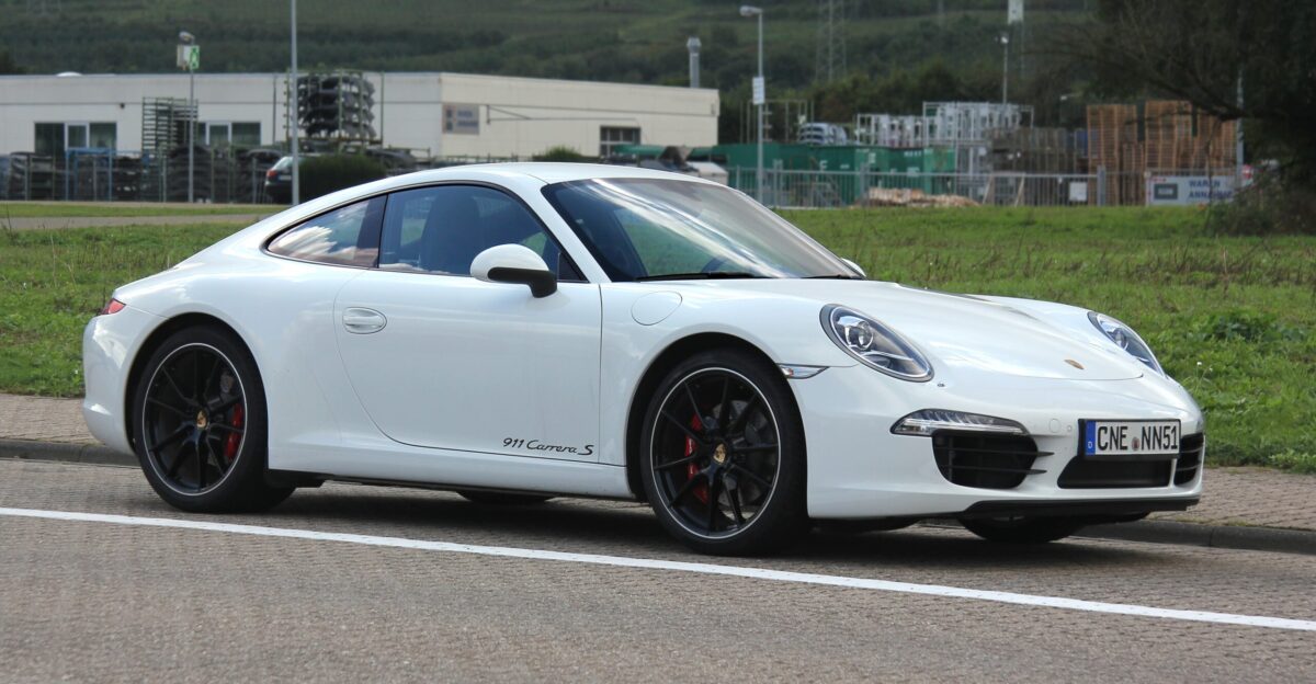 Porsche 911 Carrera S Serie 991 6-Zylinder-Boxermotor 3800 cm 400 PS bei 7400 min 7-Gang-Getriebe Hinterradantrieb Leergewicht ca 1500 kg H chstgeschwindigkeit ca 300 km h Fiktives Kennzeichen