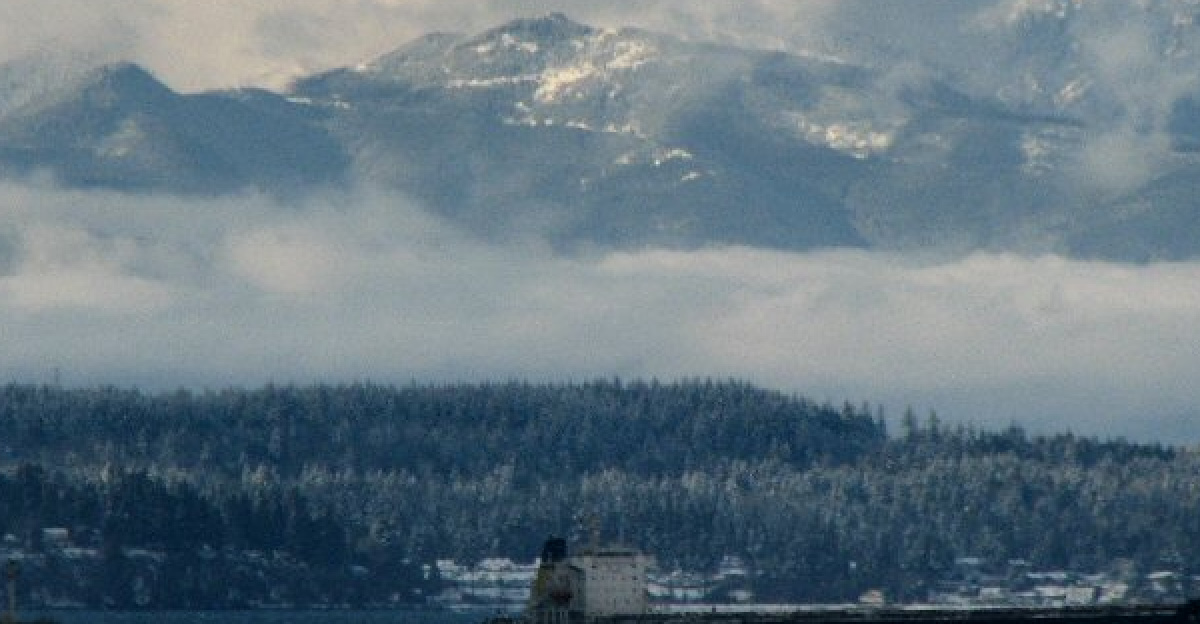 <p><i>monday, december 22nd 2008.</i>
</p>
Photo demonstrating the rain shadow effect of the Cascade Mountains in keeping precipitation carrying weather fronts over the Puget Sound region and leaving the area east of the Cascade arid and desert like.