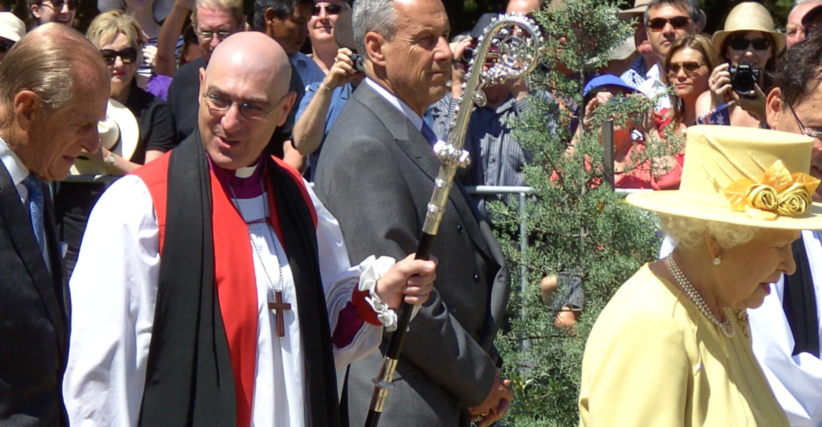 At <a href="https://en.wikipedia.org/wiki/St_John_the_Baptist_Church,_Reid" class="extiw" title="en:St John the Baptist Church, Reid">St John's Church, Reid</a>, <a href="//commons.wikimedia.org/wiki/Australian_Capital_Territory" title="Australian Capital Territory">Australian Capital Territory</a>, on 23 October 2011, HRH Queen <a href="https://en.wikipedia.org/wiki/Elizabeth_II" class="extiw" title="en:Elizabeth II">en:Elizabeth II</a> and HRH <a href="//commons.wikimedia.org/w/index.php?title=Prince_Philip&action=edit&redlink=1" class="new" title="Prince Philip (page does not exist)">Prince Philip</a> attended the 11.15am service and were greeted by well-wishers. The Queen is seen walking from the church's entrance with the Rector, Rev. Paul Black. Prince Phillip is seen conversing with the <a href="https://en.wikipedia.org/wiki/Anglican_Diocese_of_Canberra_and_Goulburn" class="extiw" title="en:Anglican Diocese of Canberra and Goulburn">Bishop of Canberra and Goulburn</a>, Rt Revd <a href="//commons.wikimedia.org/w/index.php?title=Stuart_Robinson&action=edit&redlink=1" class="new" title="Stuart Robinson (page does not exist)">Stuart Robinson</a>.