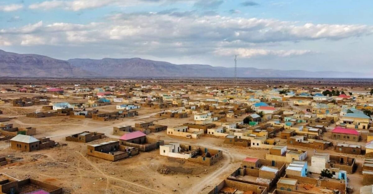 View of Ufeyn a town in Bari Region Puntland northern Somalia In the background the Cal Miskaat mountains Buuraha Cal Miskaat The position of Ufeyn and these mountains can be seen on this map