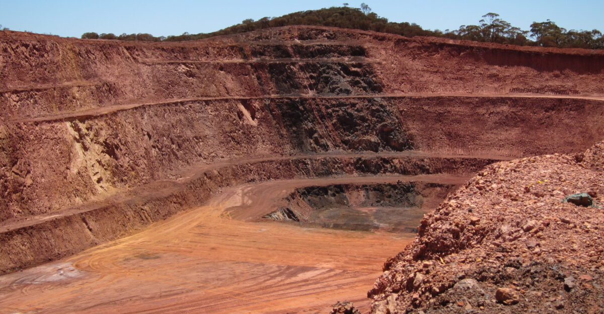 Sub vertical band of iron ore