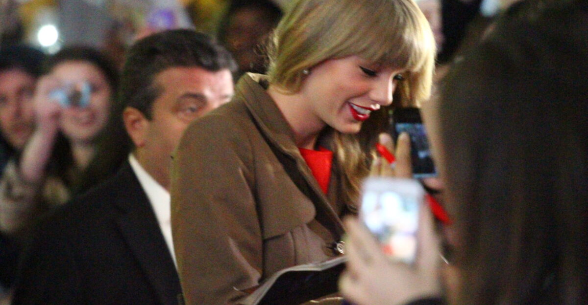 Taylor Swift on Good Morning America for the launching of her Red Album Feel free to use these photos as long as you credit to either of these sites paolopv com flickr com paolov sets