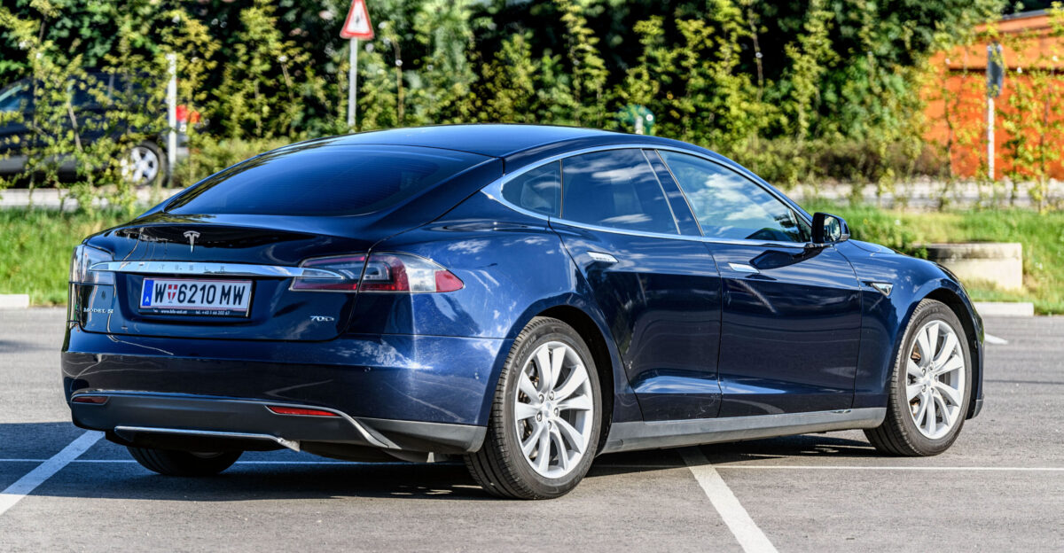 Tesla Model S 70D 2015 midnight blue Picture shows