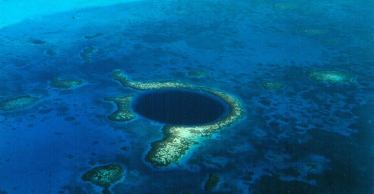 Blue Hole Allows Researchers to Tap Into 2 000 Years of Storms in