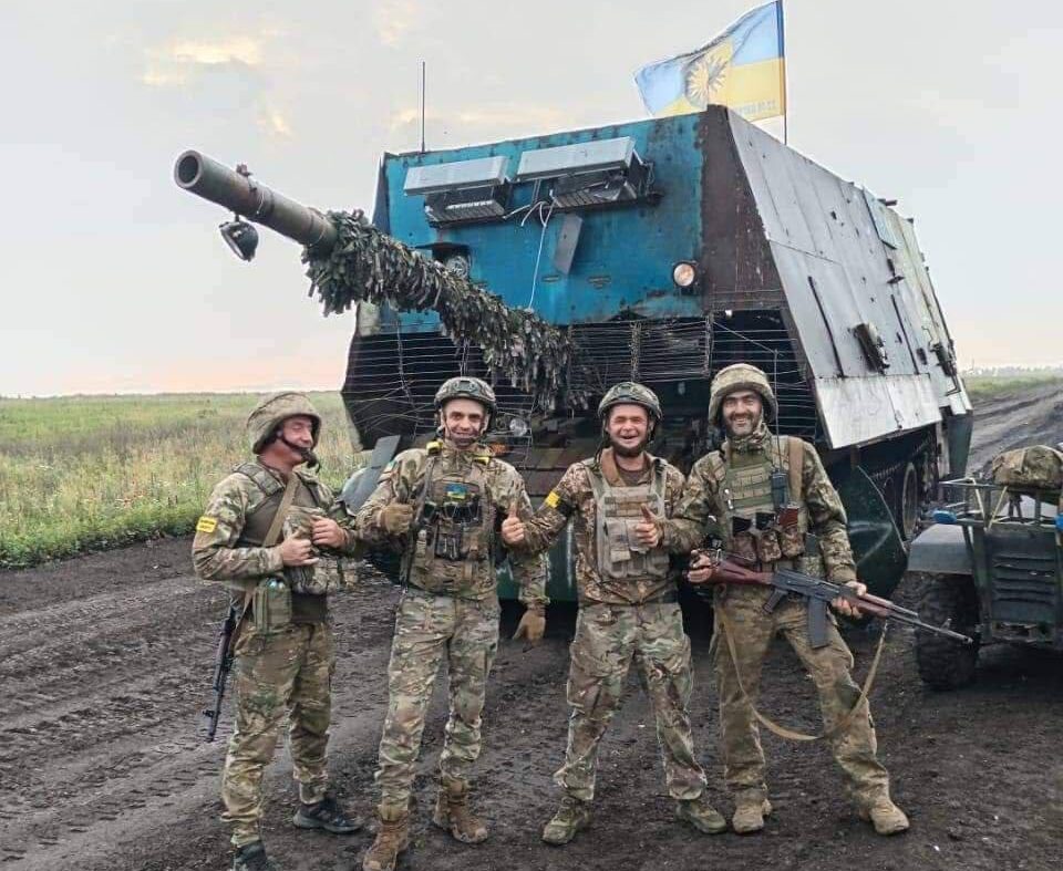 Ukrainian soldiers captured Russian turtle tank