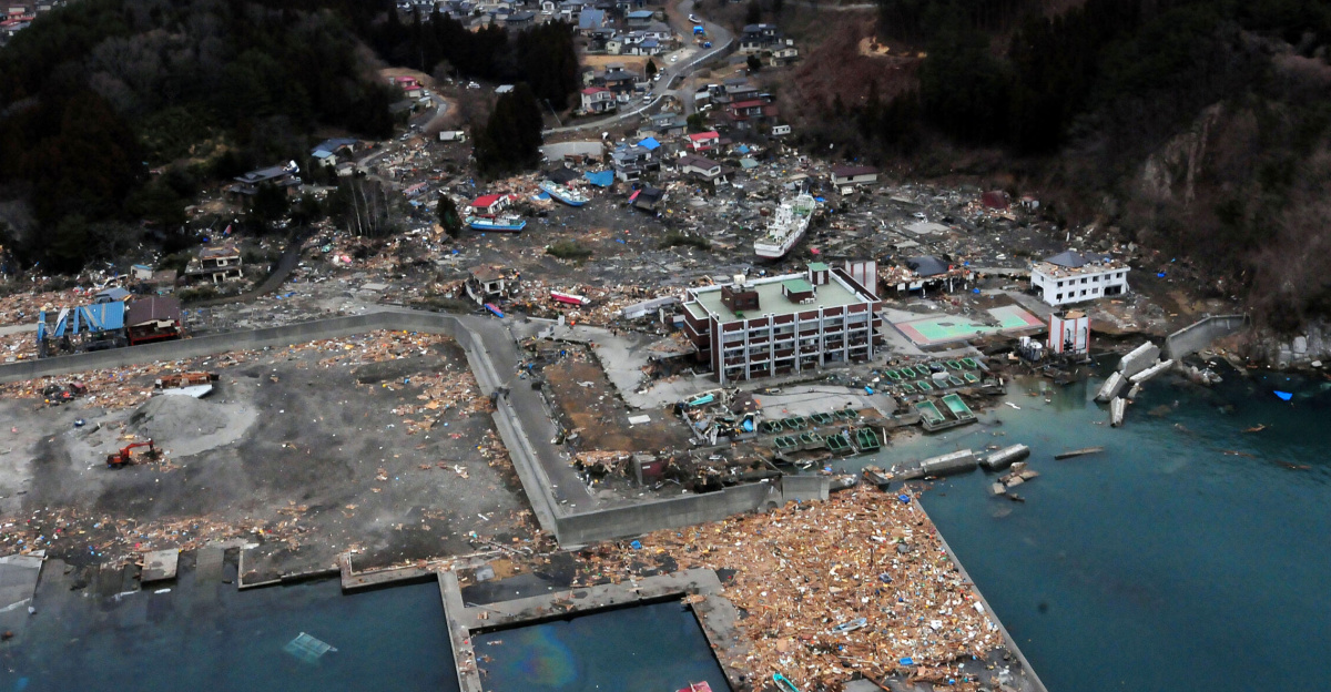 <a href="https://en.wikipedia.org/wiki/%C5%8Ctsuchi,_Iwate" class="extiw" title="en:Ōtsuchi, Iwate">Otsuchi, Iwate</a>, Japan (March 15, 2011) An aerial view of damage to Otsuchi, Iwate, Japan after a 9.0 magnitude earthquake and subsequent tsunami devastated the area in northern Japan. Ships and aircraft from the <a href="https://en.wikipedia.org/wiki/USS_Ronald_Reagan_(CVN-76)" class="extiw" title="en:USS Ronald Reagan (CVN-76)">Ronald Reagan</a> <a href="https://en.wikipedia.org/wiki/Carrier_Strike_Group" class="extiw" title="en:Carrier Strike Group">Carrier Strike Group</a> are conducting search and rescue operations and re-supply missions as directed in support of <a href="https://en.wikipedia.org/wiki/Operation_Tomodachi" class="extiw" title="en:Operation Tomodachi">Operation Tomodachi</a> throughout northern Japan. (U.S. Navy photo by Mass Communication Specialist 3rd Class Alexander Tidd/Released)