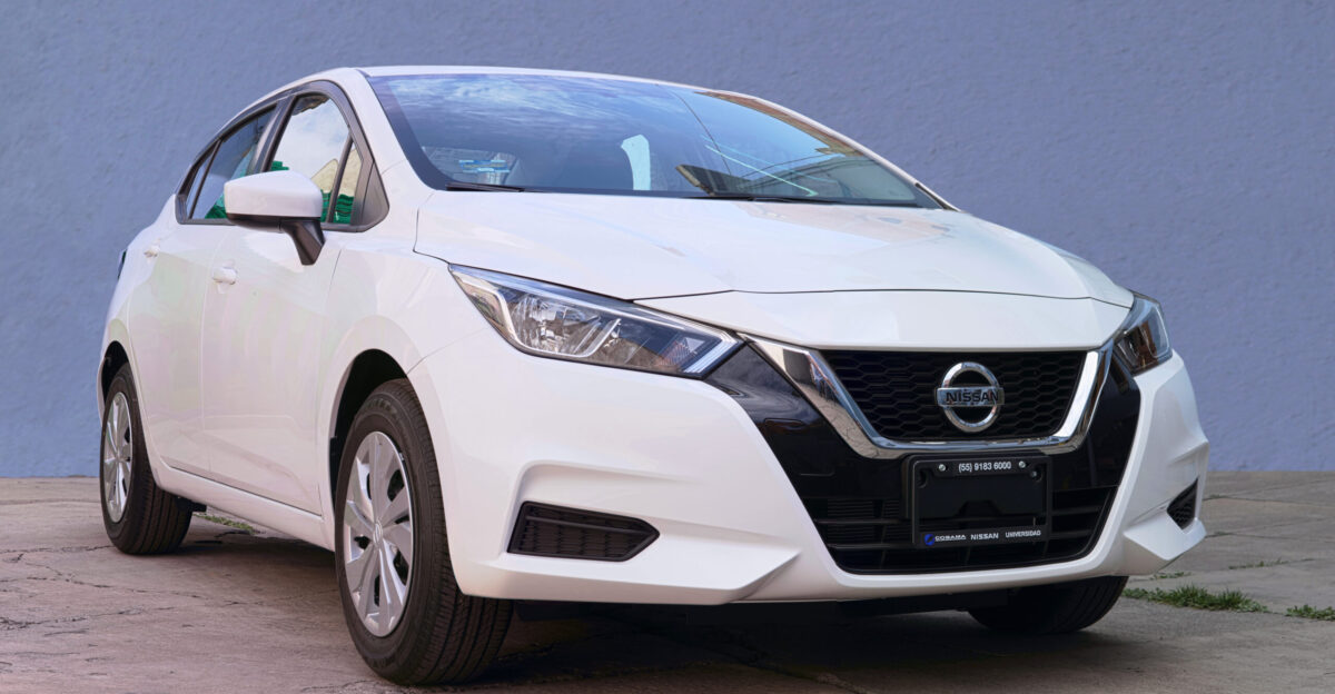 Versa S 2021 M xico background replaced