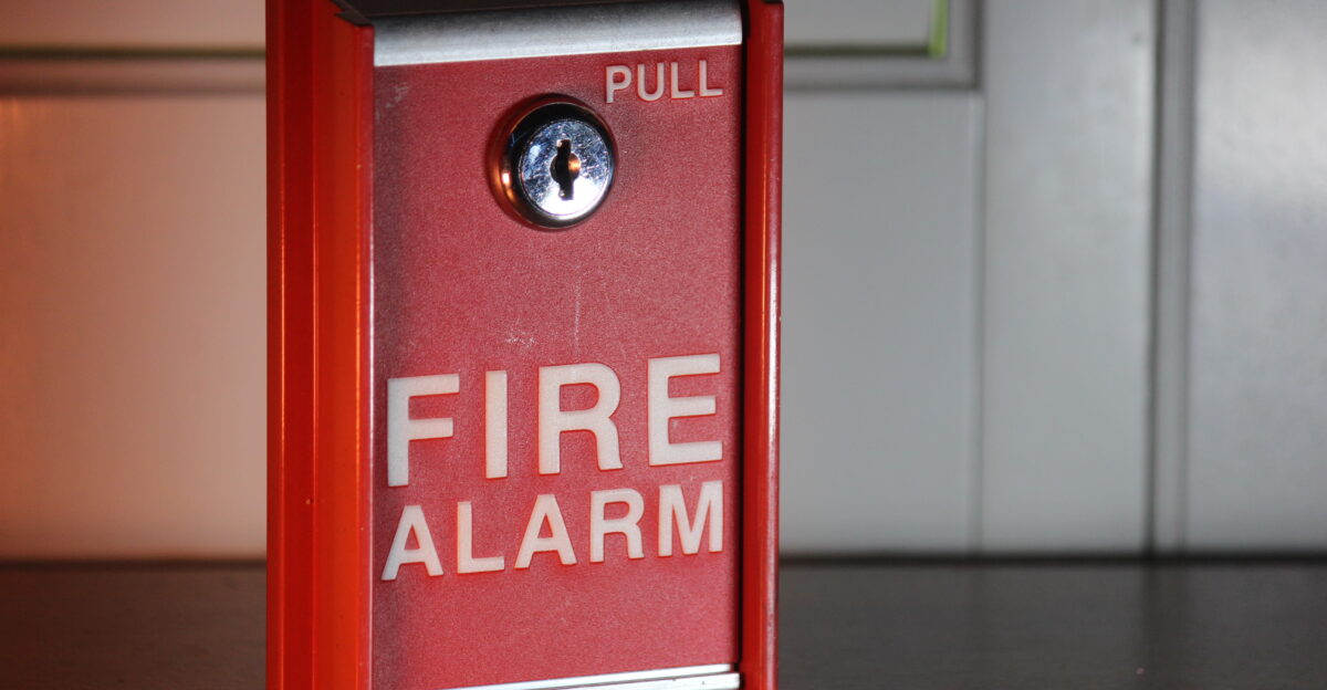 A picture of a fire alarm pull station