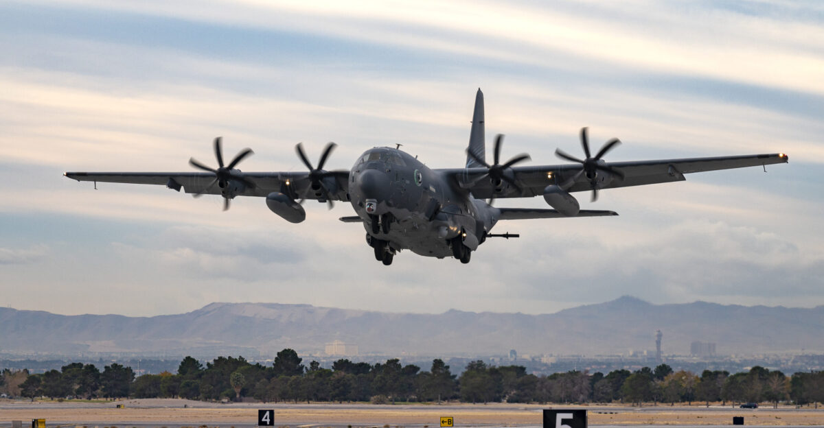 Samolet AC-130J Ghostrider iz 14-y eskadril i vooruzheniy aviabazy Kh rlburt Fild shtat Florida vzletaet vo vremya U S Air Force Weapons School Integration exercise na aviabaze Nellis shtat Nevada 5 dekabrya 2022 goda