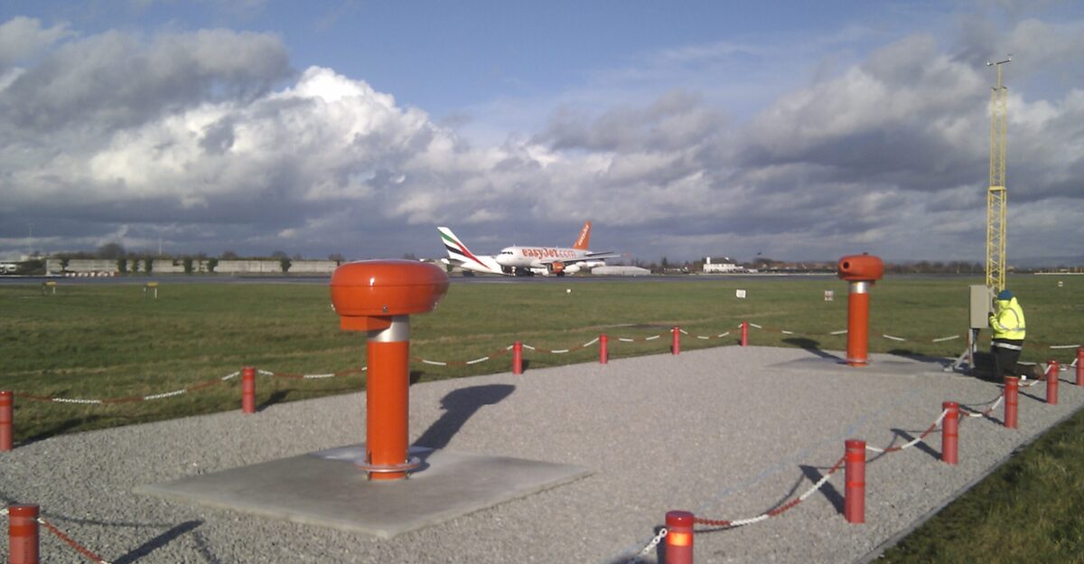 The Transmissometer and reflector are enclosed in specially designed housings These are pressurised to prevent the ingress of wind driven precipitation dust and foreign bodies