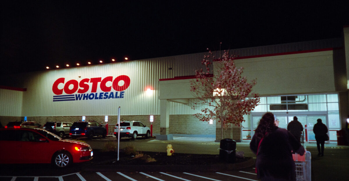 Fujifilm Klasse W Cinestill 400D Digitized with Nikon D7200 AF-S VR Micro-Nikkor 105mm f 2 8G IF-ED Raleno PLV-S192 Valoi 360 120 Holder Home developed in Fujifilm Negacolor 3 15 100F Paterson Tank Negative Lab Pro v2 4 2 Color Model Basic Pre-Sat 3 Tone Profile Linear Gamma WB Auto-Neutral LUT None