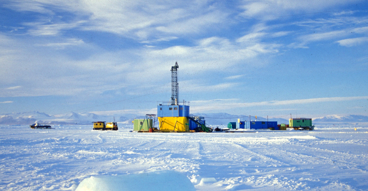 Drill rick on the sea ice in the Ross Sea, Antarctica, off Cape Roberts; used 1997-1999 to drill three cores for the reconstruction of geological history in an international research project.