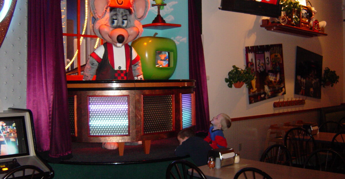Children watching an animatronic Chuck E Cheese