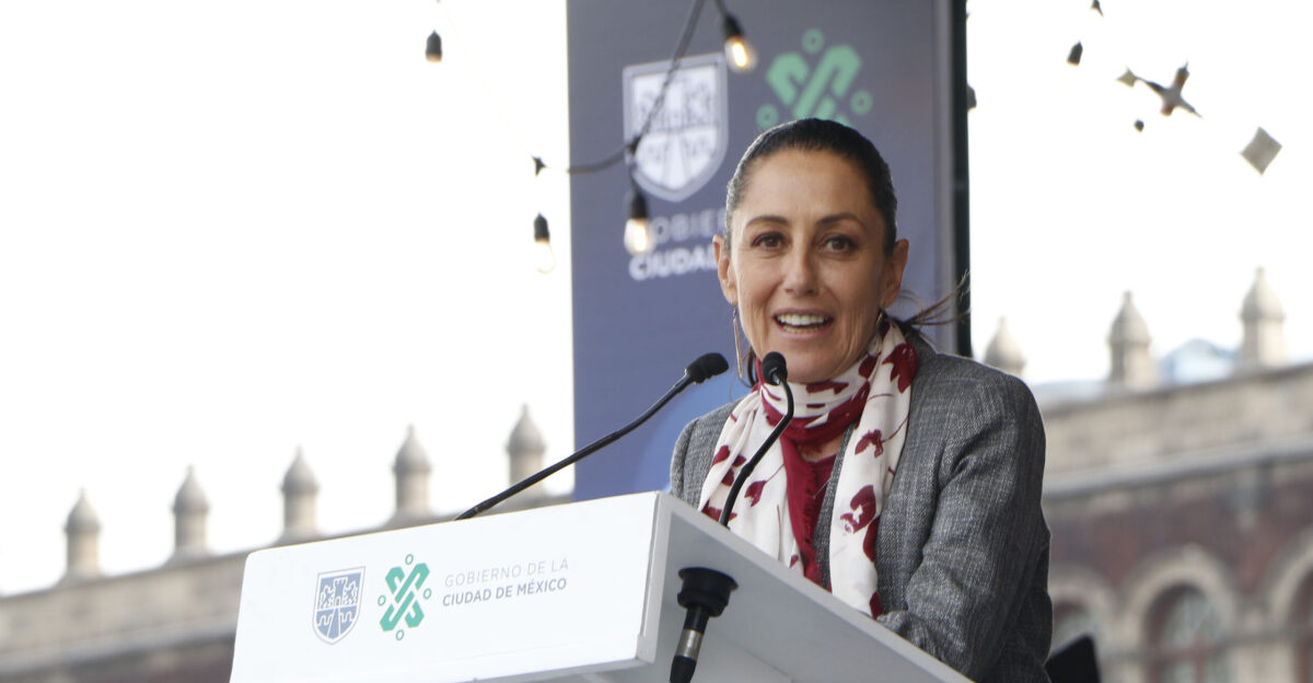 Viernes 7 de febrero de 2020 En el Z calo capitalino comenzaron las actividades relacionadas con la Alfombra Monumental Arte Ef mero evento organizado por el Gobierno de la Ciudad de M xico y el Gobierno del Estado de Guanajuato la inauguraci n estuvo a cargo de la Jefa de Gobierno Claudia Sheinbaum Pardo el Gobernador de Guanajuato Diego Sinhue Rodr guez el Secretario de Cultura de la Ciudad de M xico Alfonso Su rez del Real y Aguilera y Cristina Pineda dise adora Fotograf a Tania Victoria Secretar a de Cultura de la Ciudad de M xico