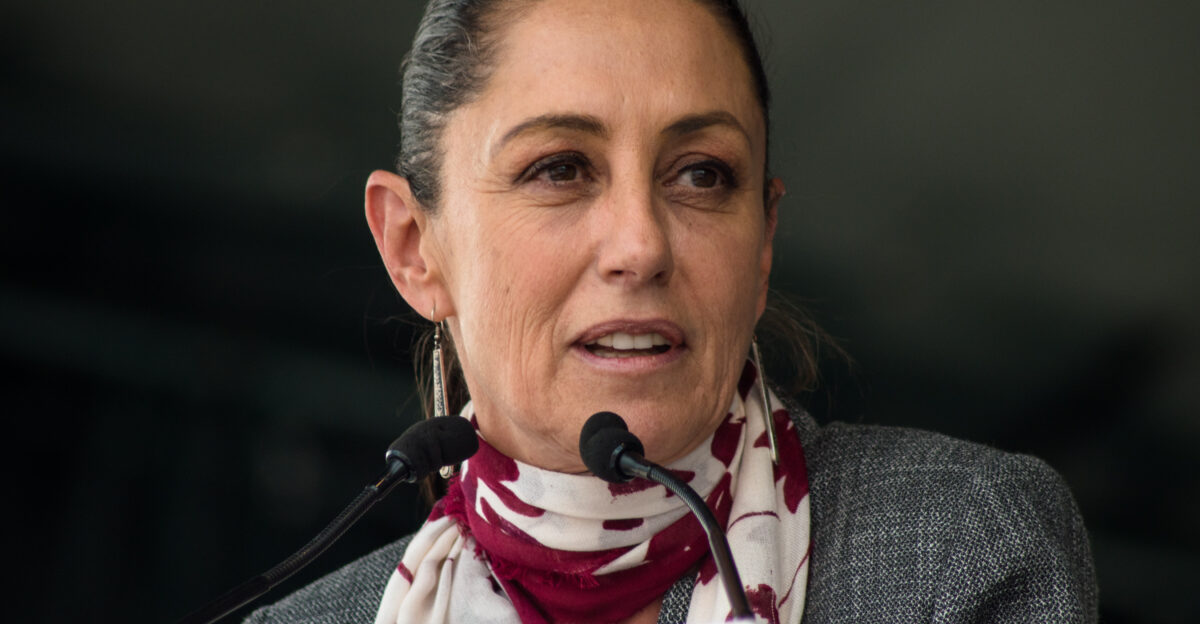 Viernes 7 de febrero de 2020 En el Z calo capitalino comenzaron las actividades relacionadas con la Alfombra Monumental Arte Ef mero evento organizado por el Gobierno de la Ciudad de M xico y el Gobierno del Estado de Guanajuato la inauguraci n estuvo a cargo de la Jefa de Gobierno Claudia Sheinbaum Pardo el Gobernador de Guanajuato Diego Sinhue Rodr guez el Secretario de Cultura de la Ciudad de M xico Alfonso Su rez del Real y Aguilera y Cristina Pineda dise adora Fotograf a Gabriela Malag n Secretar a de Cultura de la Ciudad de M xico