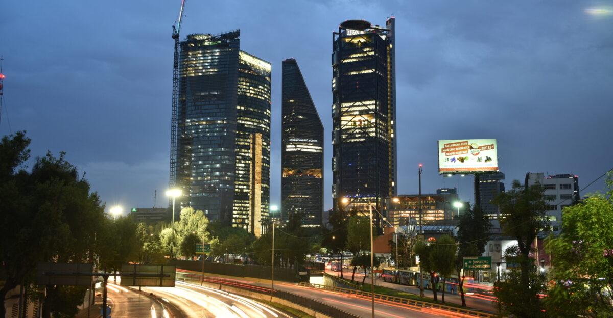 THEY ARE THE TORRES OF BANCOMER TORRE MAYOR ESTELA DE LUZ FEDERAL ELECTRICITY COMMISSION UNDER CONSTRUCTION AND OTHERS VIEW FROM THE CIRCUIT BICENTENARIO IN ITS STRETCH OF JOSE VASCONCELOS