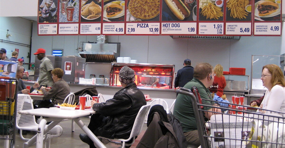 They used to have a salad but it didn t last long No fruits no veggies except fries a bit of onion on the hot dog and maybe a bit of tomato on the pizza loaded with pepperoni Why is the smoked meat advertised twice