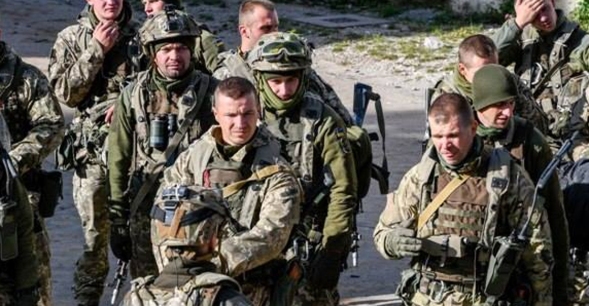 Saber Junction-2018 ukra ns k desantniki u sklad sil OpFor organ zuvali oboronu m sta Ubensdorf P drozd l 13-go okremogo desantno-shturmovogo batal yonu 95- okremo desantno-shturmovo brigadi Desantno-shturmovikh v ys k Zbroynikh Sil Ukra ni yakiy bere uchast u navchann Seybr Dzhankshn-2018 Saber Junction-2018 v N mechchin otrimav zavdannya u sklad sil OpFor organ zuvati oboronu m sta Ubensdorf Yak rozpov v komandir desantno-shturmovo roti kap tan van Fedorenko tse navchal ne m stechko zbudovane spets al no dlya v dpratsyuvannya boyu v m s kikh umovakh - V ep zod z oboronoyu m sta bude zad yano dv roti sil OpFor Zavdannya nasho - utrimuvati sam naseleniy punkt a amerikans ka zabloku p dstupi do m sta Reshta sil OpFor v z me p d kontrol aerodrom - utochniv of tser U poperedn omu ep zod navchannya Seybr Dzhankshn-2018 ukra ns kiy p drozd l u sklad bagatonats onal no batal yonno taktichno grupi Blekfut visunuvsya v rayon zoseredzhennya de roztashuvavsya na n chniy v dpochinok - Tam u rayon komandir nasho batal yonno taktichno grupi kap tan Shorter utochniv nastupnu zadachu p drozd lam Zavdannya dlya nas bulo skladne - probiti koridor dlya osnovnikh sil u boyovikh poryadkakh suprotivnika Ale ya ne sumn vavsya scho mi zmozhemo vikonati yogo vchasno yak sno - rozpov v kap tan van Fedorenko P d chas vikhodu do rayonu vikonannya zavdannya ukra ns k desantniki v dbili k l ka napad v protivnika V p dsumku rota usp shno probila koridor u boyovikh poryadkakh protivnika ta zavolod la klyuchovoyu d lyankoyu m stsevost Ukra ns k desantniki na m zhnarodnikh navchannyakh Saber Junction-2018 v d grali ostann y ep zod - b y u m st Ponad 4 5 godini rota 13-go okremogo desantno-shturmovogo batal yonu 95- brigadi Desantno-shturmovikh v ys k Zbroynikh Sil Ukra ni utrimuvala oboronu m stechka Ubensdorf Ep zod roz gruvavsya v ramkakh m zhnarodnikh navchann Saber Junction-2018 aktivna faza yakkhi provodit sya u format force on force - v ys ka proti v ys k Real n st boyovikh z tknen v takomu format m tu t sya za dopomogoyu lazerno sistemi MILES Na navchann ukra ns k v ys kov d yut u sklad bagatonats onal no batal yonno taktichno grupi Blekfut Kr m ukra nts v do ne uv yshli dv roti amerikans kikh rota bolgars kikh v ys kovikh Ubensdorf - spets al no zbudovane dlya trenuvan nevelichke m stechko na v ys kovomu pol gon Khokhenfel s v N mechchin Naperedodn ukra ns k desantniki zaynyali m sto protyagom dobi gotuvalisya do yogo oboroni - obladnuvali pozits stavili navchal n m ni stvoryuvali zagorodzhennya toscho Protivnik v tsey chas namagavsya proschupuvati pozits ukra nts v silami nevelikikh rozv duval nikh grup B y rozpochavsya na sv tanku o 4 35 koli p drozd li BluFor vtrich perevazhayuchimi silami atakuvali peredov p drozd li sil OpFor navkolo m sta - Vit snivshi abo rozgromivshi peredov p drozd li suprotivnik peregrupuvavsya z dvokh stor n z skhodu ta p vdnya rozpochav shturm nasho roti u m st - pov domiv komandir desantno-shturmovo roti kap tan van Fedorenko - Razom z nami d yali bliz ko dvadtsyati amerikans kikh v ys kovikh scho v d yshli z okolits U m stechku shturmov grupi sil BluFor zustr li shaleniy op r ukra nts v Produmana sistema oboroni trokhi v ys kovikh khitrosch v ta post yne manevruvannya desantnik v m zh budinkami ta poverkhami zrobili ep zod oboroni m sta dinam chnim napruzhenim - Zrozum lo scho tse gra Tomu azart emots z obokh stor n zashkalyuvali Bulo chimalo sp rnikh moment v ale komanda profes ynikh sposter gach v yak takozh grayut rol sudd v namagalasya momental no vladnati ts spori - rozpov v kap tan van Fedorenko - P drozd l OpFor u sklad yakogo d yala nasha rota na tsikh navchannyakh tse sili protistoyannya Mi organ zuvali g dniy sprotiv protrimalisya b l sh n zh chotiri z polovinoyu godini scho bulo ots neno oboma storonami ts gri Upravl nnya zv yazk v z gromads k styu Zbroynikh Sil Ukra ni