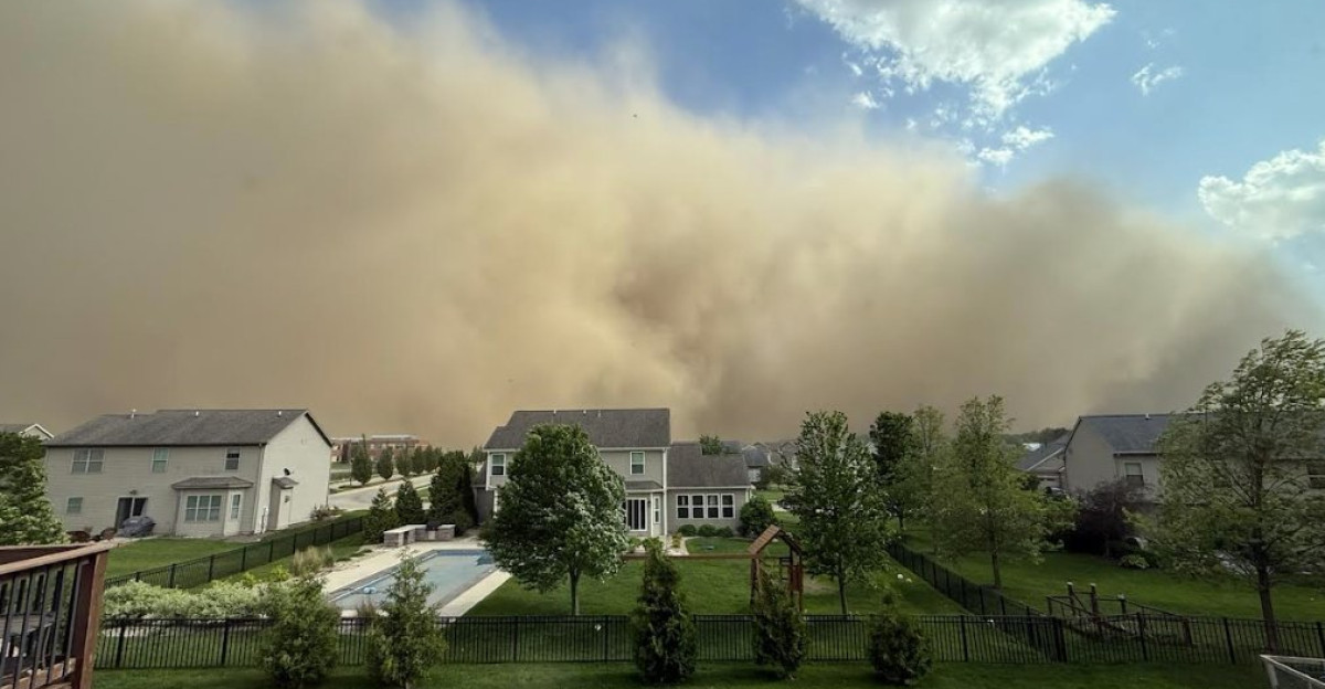 Dust storm approaching Bloomington Illinois