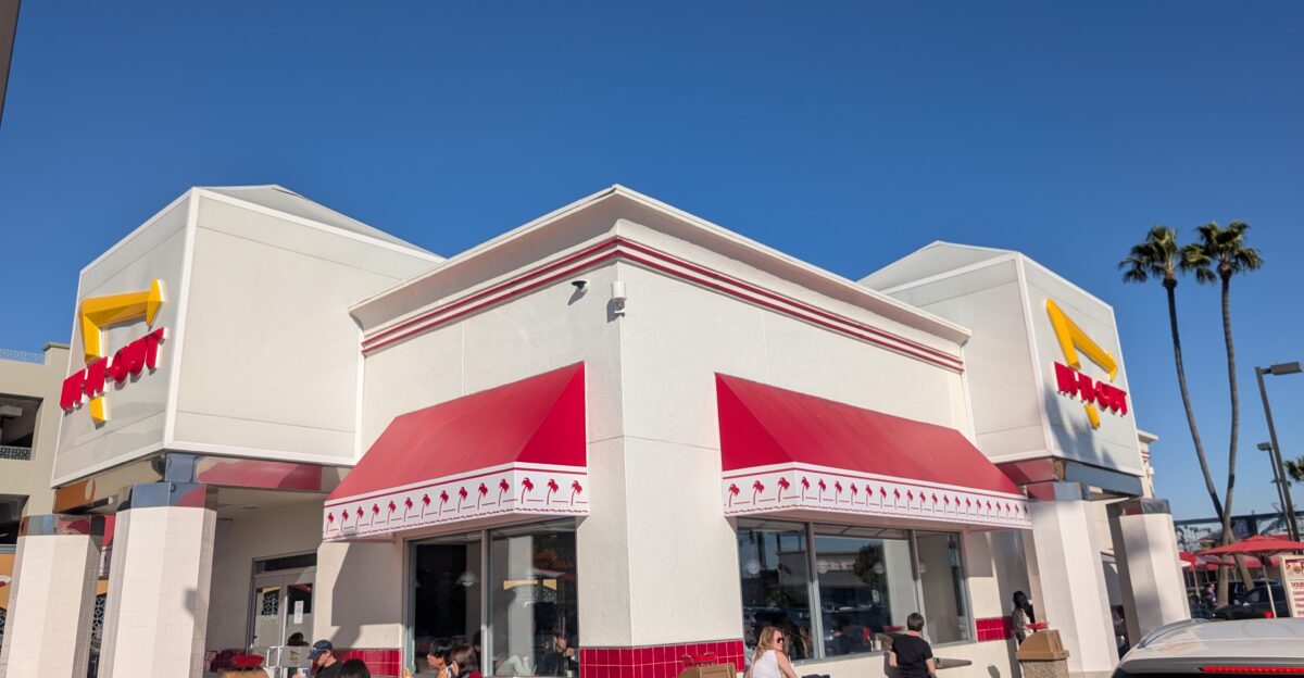 Exterior image of the In-N-Out location nearest Los Angeles international airport