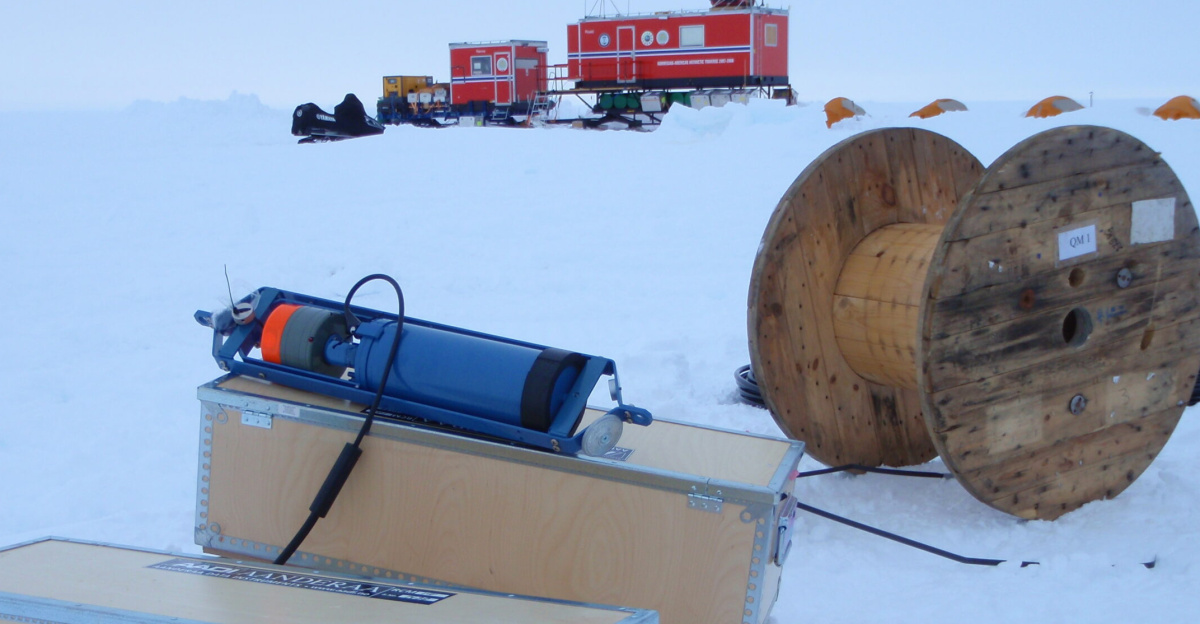Three oceanographic moorings, each with two current meters, were placed
<p>below the Fimbul ice shelf in December 2009. The image shows the first mooring placed in a
hot water drilled by the Norwegian Antarctic Research Expedition - Fimbul 
</p>
ice shelf - Top to Bottom - project.