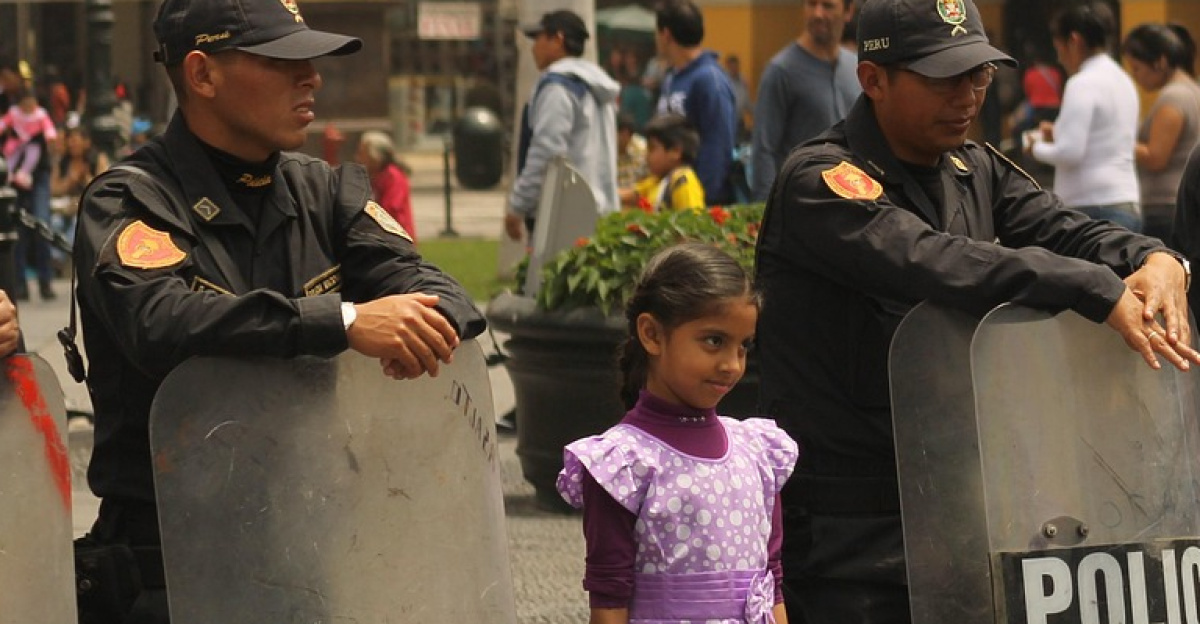 police, peru, lima, child, girl, plaza de armas, cops, capital, military, national, palacio-de-gobierno, security, guards, safety, brown police, brown security, brown safety, police, police, police, police, police