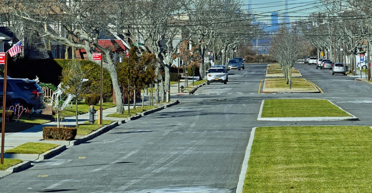 street divider pattern grass road nature rockaway beach queens new york city crossroads