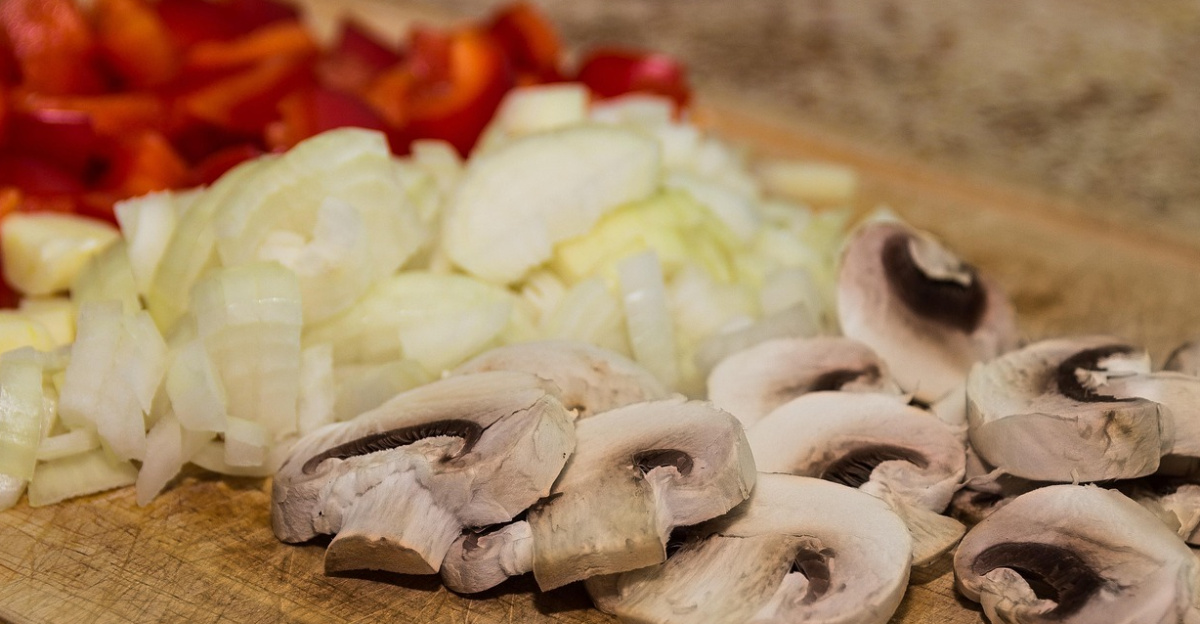 mushrooms, onions, peppers, capsicums, chopping board, sliced, chopped, diced, organic, vegetables, food, healthy, cutting, fresh, raw, cutting board, kitchen, preparation, food preparation, mushrooms, mushrooms, mushrooms, mushrooms, mushrooms, chopping board, cutting board, kitchen, kitchen