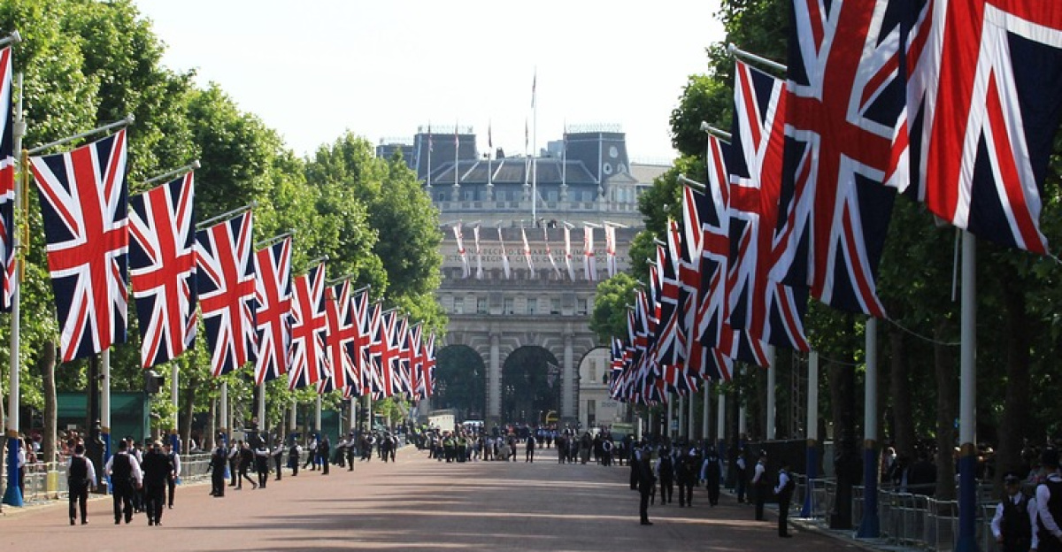the queen's platinum jubilee, union jack flags, cavalry, guards, united kingdom, admiralty arch, queen's birthday parade, queen elizabeth ii, royal family, british royal family, uk, london, royal family, royal family, royal family, royal family, royal family