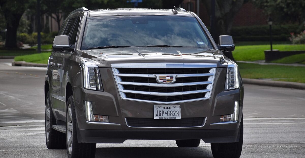 cadillac escalade suv car luxury car automobile vehicle off road vehicle car wallpapers cadillac suvs free car pictures luxury photos for free lux life luxury lifestyle best suvs listings car dealership free suv pictures editors pic
