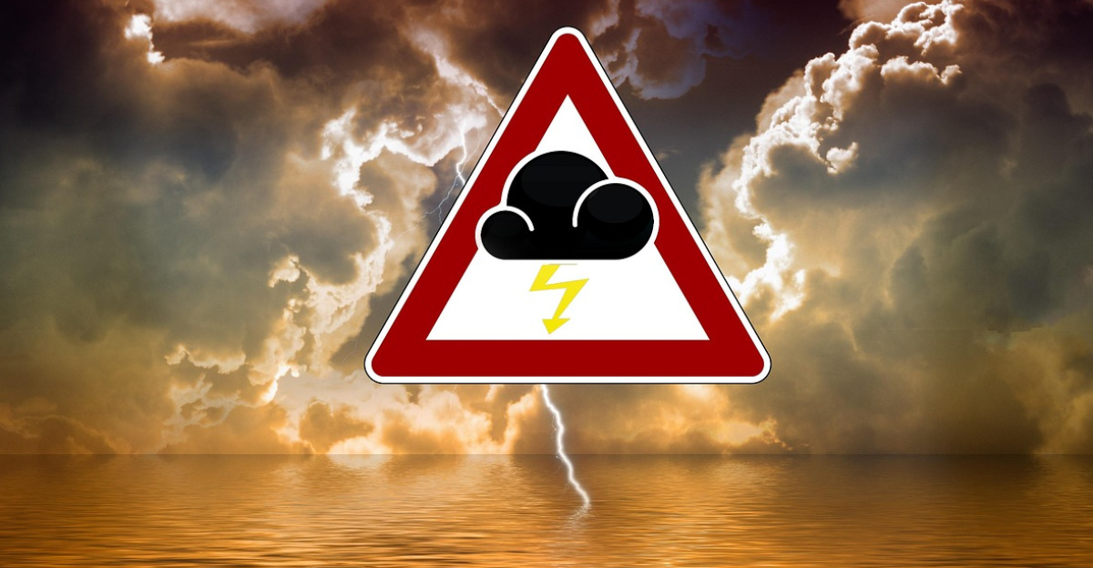 storm, severe weather warning, warning, sea, water, waves, lake, lightning, thunderstorm, clouds, heaven, grim, light, destruction, caution, weather forecast, danger, nature, to warn, waters, a notice