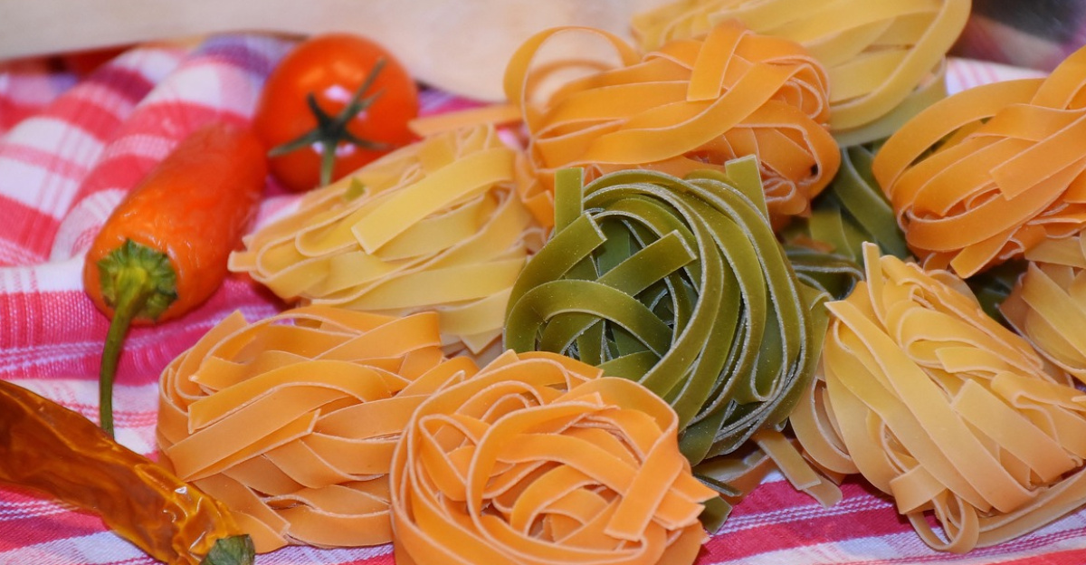 noodles, tagliatelle, pasta, raw, colorful, food, carbohydrates, raw pasta, staple food, italian, edible, fresh, spinach noodle, tomato pasta, mediterranean cuisine, italian cuisine, noodles, pasta, pasta, pasta, pasta, pasta