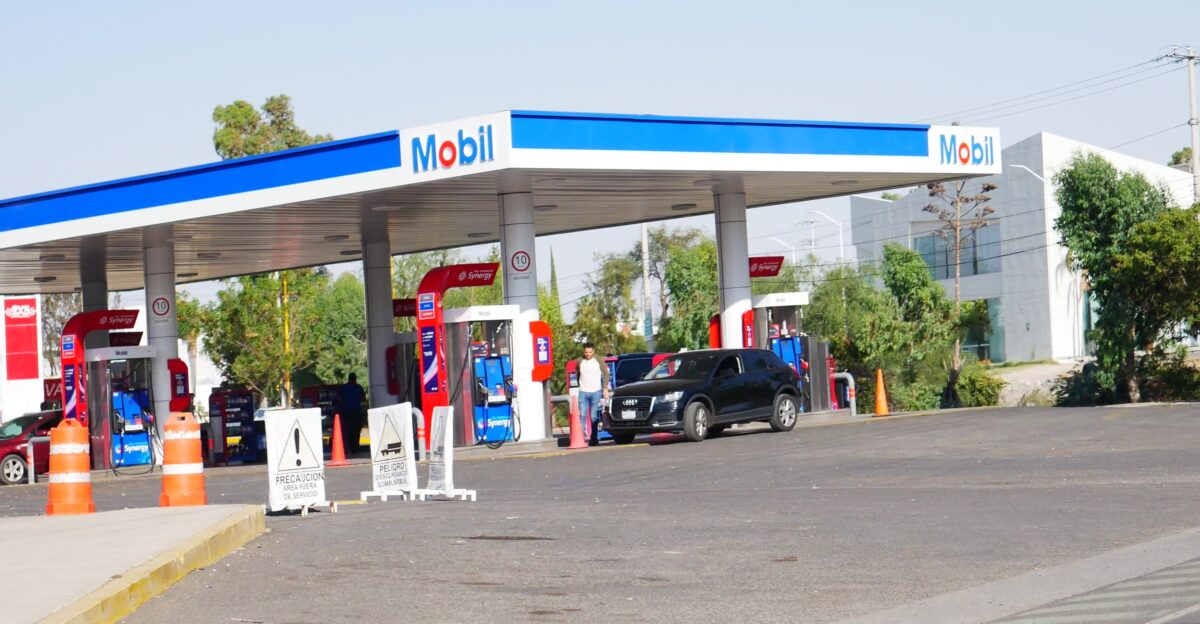 Gasolinera Mobil en la avenida Miguel de la Madrid