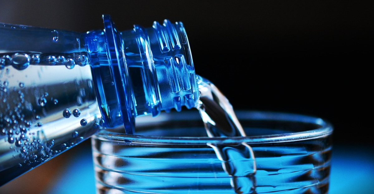 bottle, mineral water, glass, pour, pouring, pouring water, bottle of water, drinking water, plastic bottle, liquid, blue, drink, bottleneck, transparent, drinking water, drinking water, drinking water, drinking water, drinking water