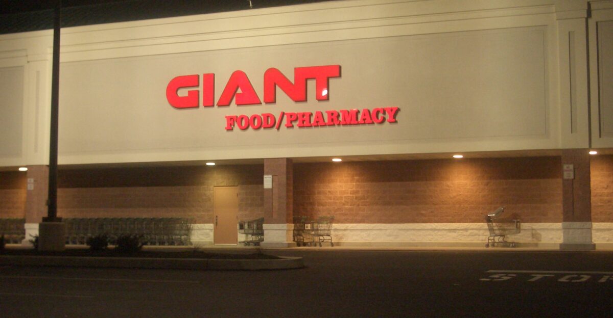 Taken 2-6-06 A Giant Food at night