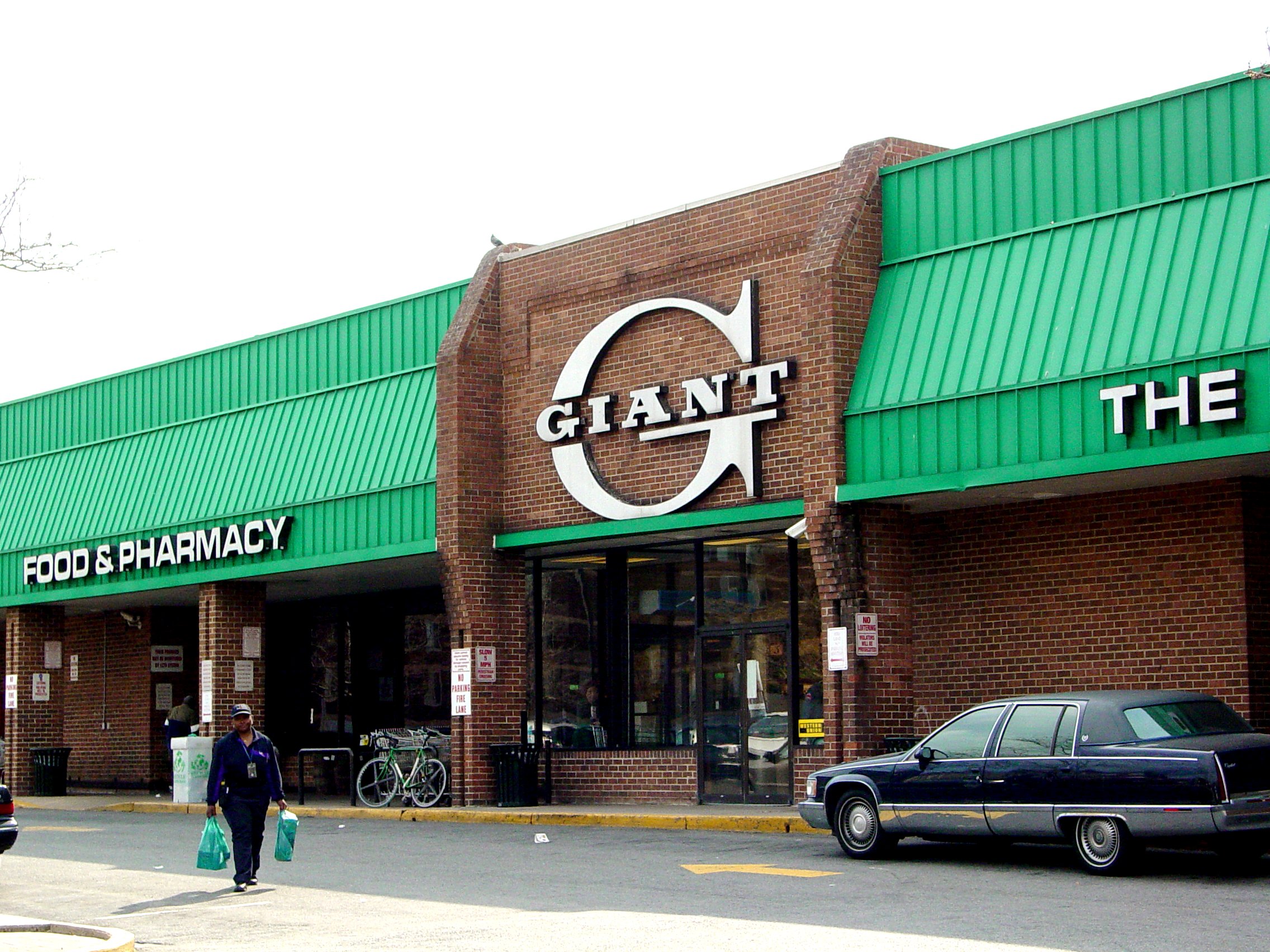 Giant Food store Giant of Landover at 1414 Eighth St NW in Washington DC featuring the old logo