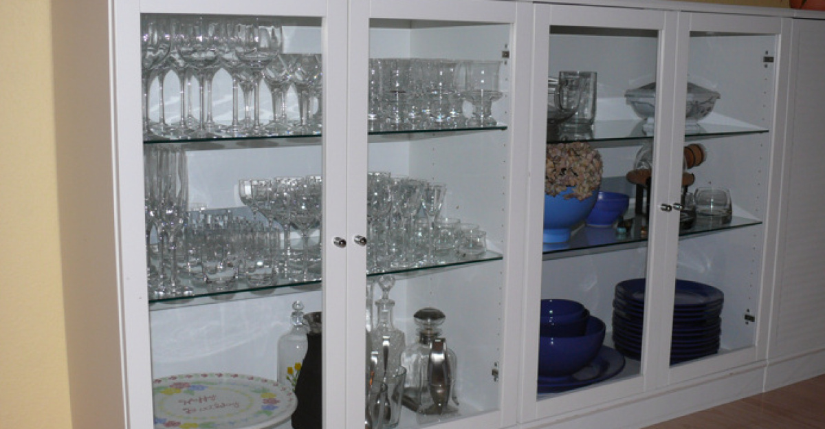 A glass cabinet (vitrine). / Vitrinskåp in Swedish /