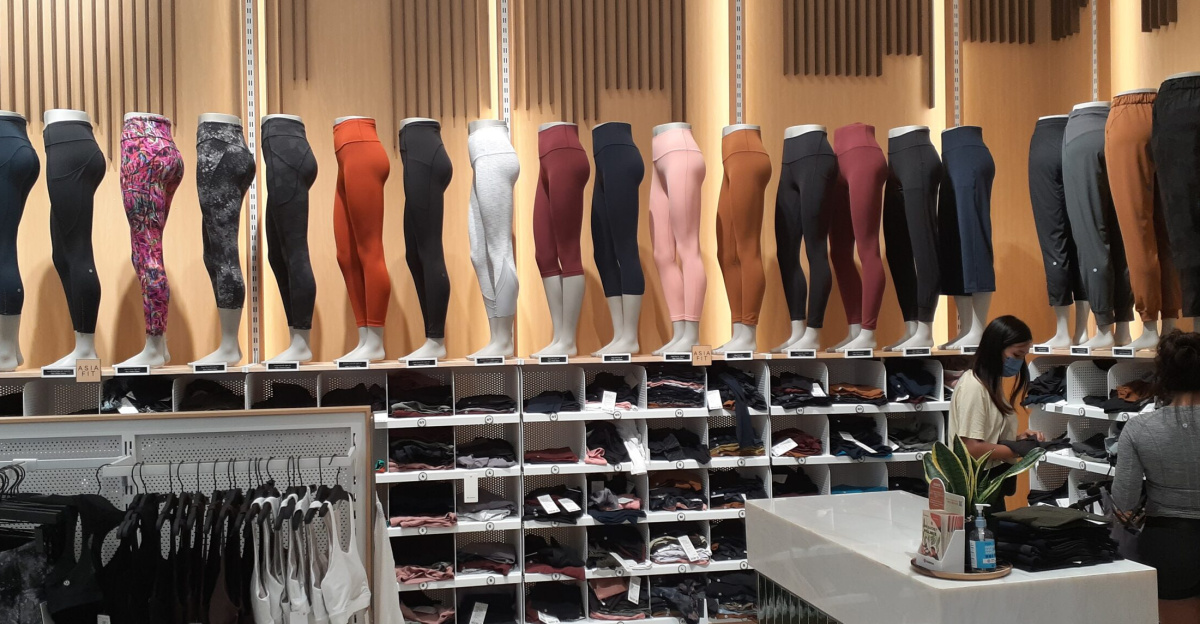 HK CWB 銅鑼灣 Causeway Bay 啟超道 Kai Chiu Road Hysan Place shop Lululemon clothing store September 2021