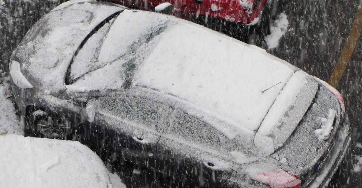 Una vettura a Milano sotto la neve
